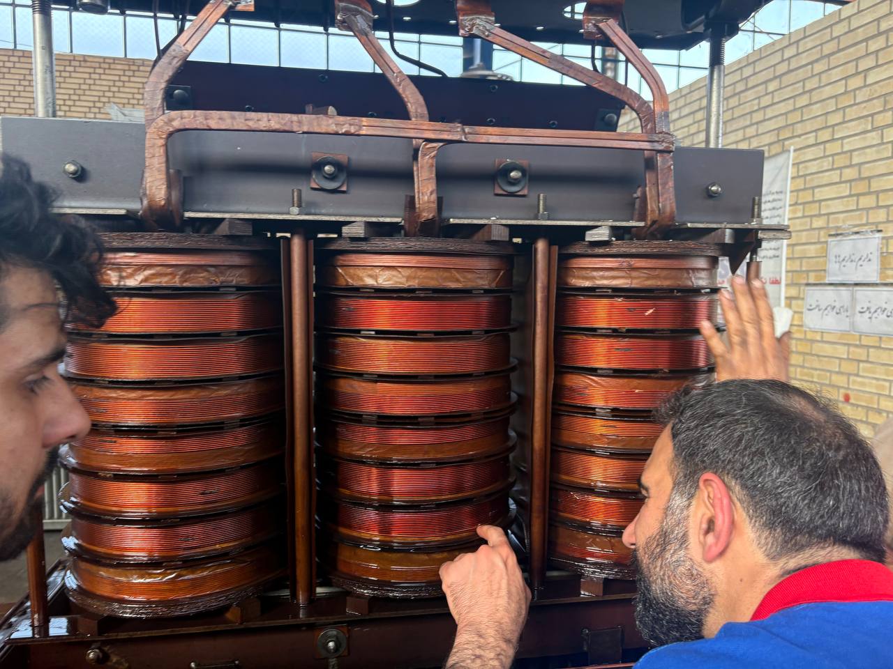 بازرسی سیمپیچ ترانسفورماتور توسط تکنسین پارس ترانسفو